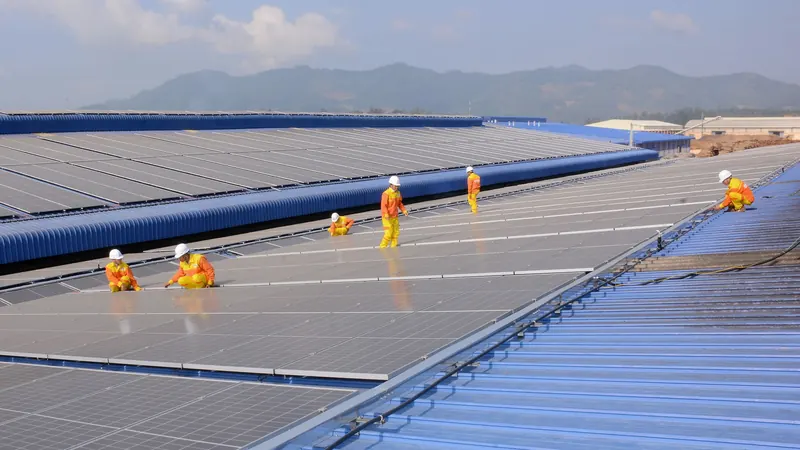 Squadra che monta pannelli fotovoltaici sul tetto di un capannone