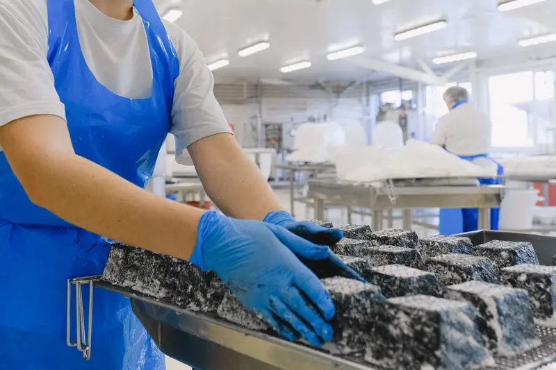 Linea di produzione alimentare con operatori in camice