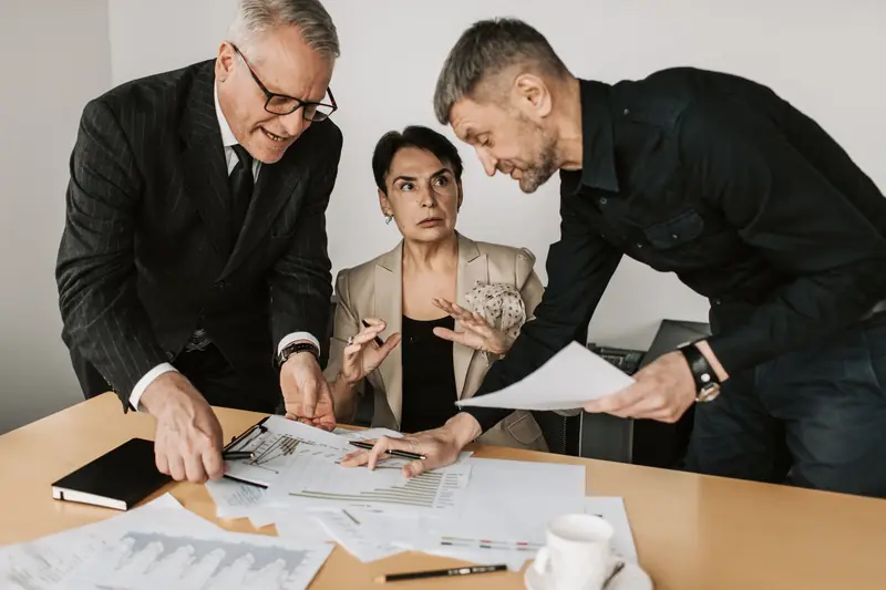 Riunione di lavoro su documenti e dati